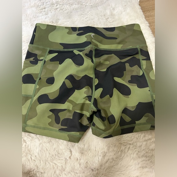 Zyia Green Camo Light n Tight Hustle Pocket Shorts - Picture 7 of 9
